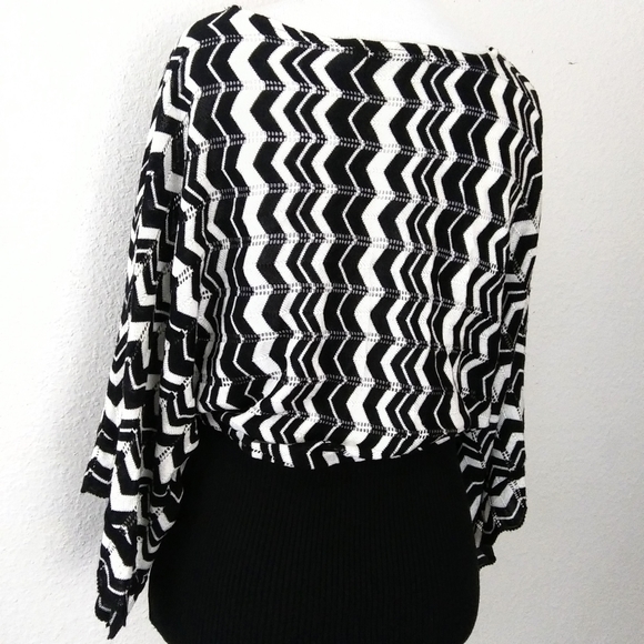 Rampage crochet semi sheer zigzag batwing sleeve top Size Medium - Picture 11 of 13